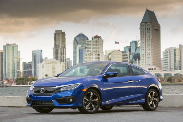 2016 Honda Civic Touring Coupe Front Three Quarter 13