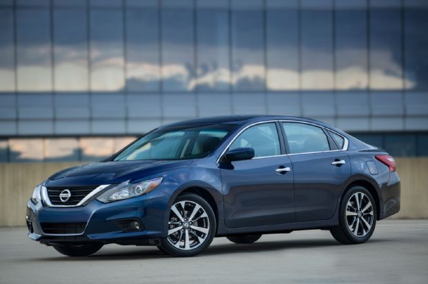 2016 Nissan Altima SR Parked