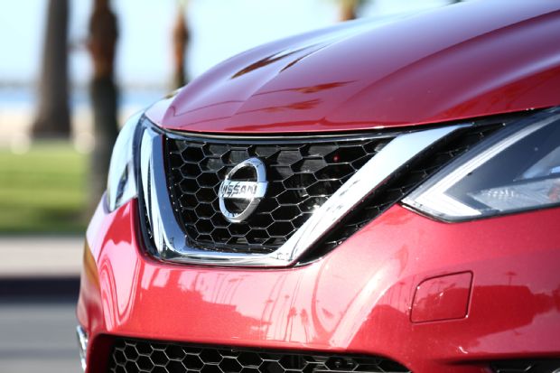 2016 Nissan Sentra SL Grille 02