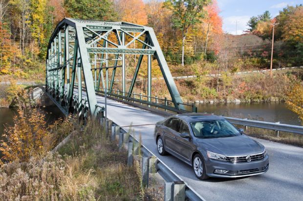 2016 Volkswagen Passat SEL Top View 02