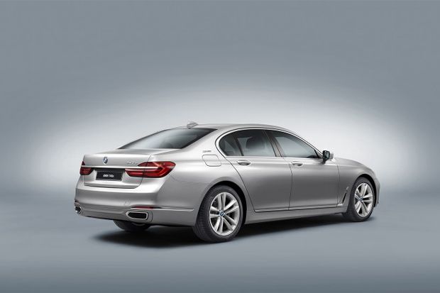 2017 BMW 740e IPerformance Rear  660x438
