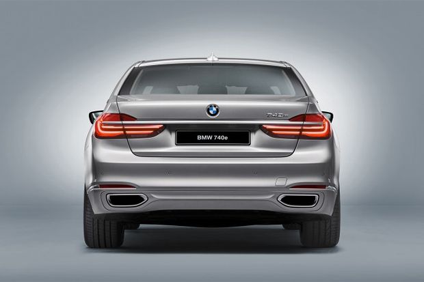 2017 BMW 740e IPerformance Rear 1 660x438