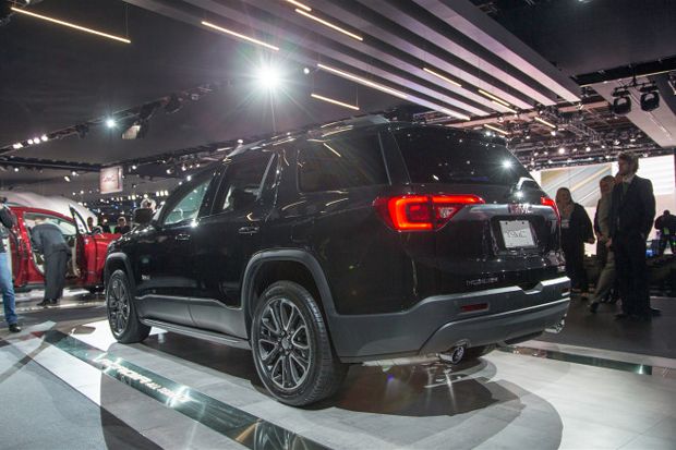 2017 GMC Acadia Rear Three Quarters2 660x438