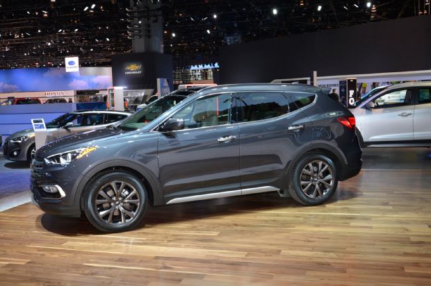 2017 Hyundai Santa Fe Sport Front Three Quarter 02