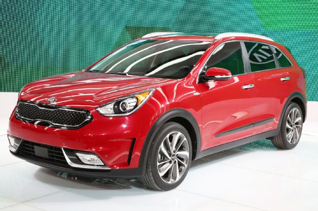 2017 Kia Niro Hybrid Front Three Quarter 02