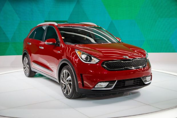 2017 Kia Niro Hybrid Front Three Quarter 04