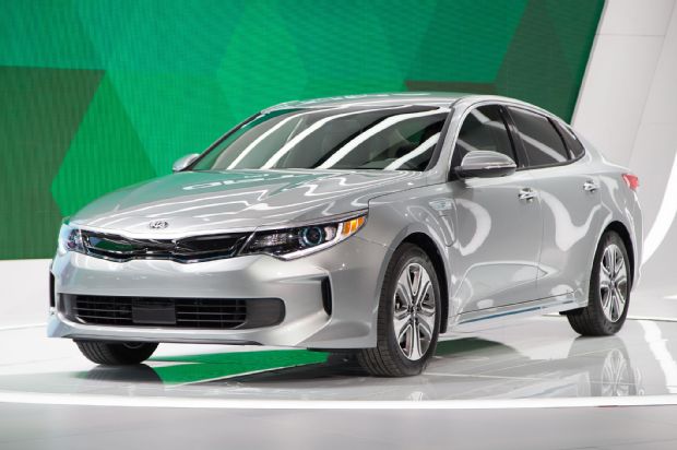 2017 Kia Optima Plug In Hybrid Front Three Quarter 01