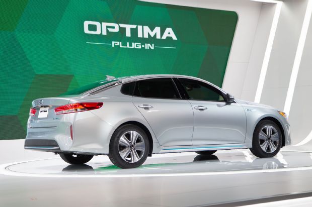 2017 Kia Optima Plug In Hybrid Rear Three Quarter 01
