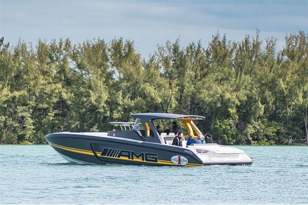 Cigarette Racing Team 41 Foot SD GT3 Boat Rear Three Quarter 02 660x440
