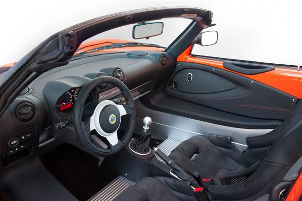 Lotus Elise Cup 250 Inside 660x438