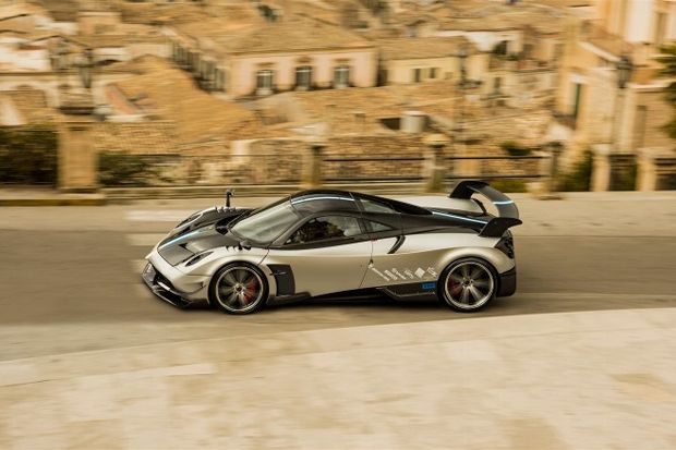 Pagani Huayra BC Motion From Above 660x438