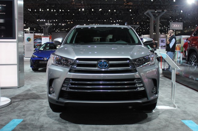 2017 Toyota Highlander Hybrid  -  2016 New York Auto Show iive photos