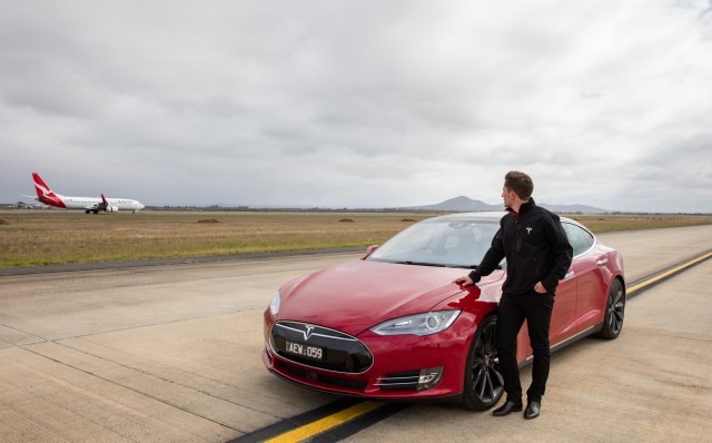 2016 Tesla Model S P90D and Boeing 737 drag race