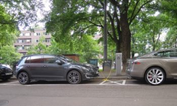 Electric cars to dominate on roads of wealthy cities by 2030: report