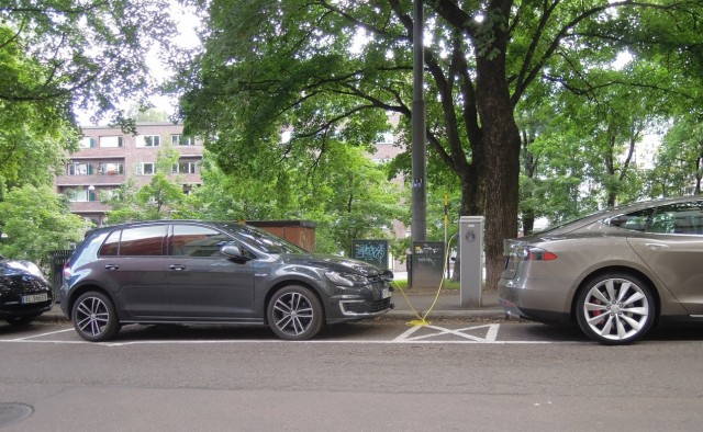 Oslo street scene: Nissan Leaf, Volkswagen e-Golf, Tesla Model S, July 2015 Oslo street scene: Nissan Leaf, Volkswagen e-Golf, Tesla Model S, July 2015