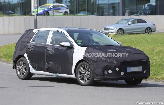 2018 Hyundai Elantra GT (i30) spy shots - Image via S. Baldauf/SB-Medien