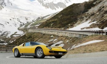 Lamborghini recreates "The Italian Job" scene with 2 Miuras