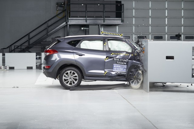 2016 Hyundai Tucson, IIHS small front overlap crash test