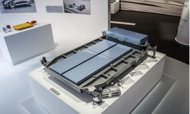Flat lithium-ion battery back for next-generation Mercedes-Benz electric cars Flat lithium-ion battery back for next-generation Mercedes-Benz electric cars