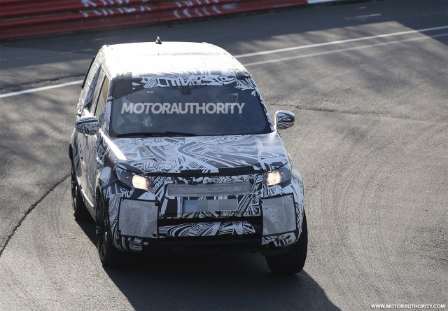 2018 Land Rover Discovery spy shots - Image via S. Baldauf/SB-Medien