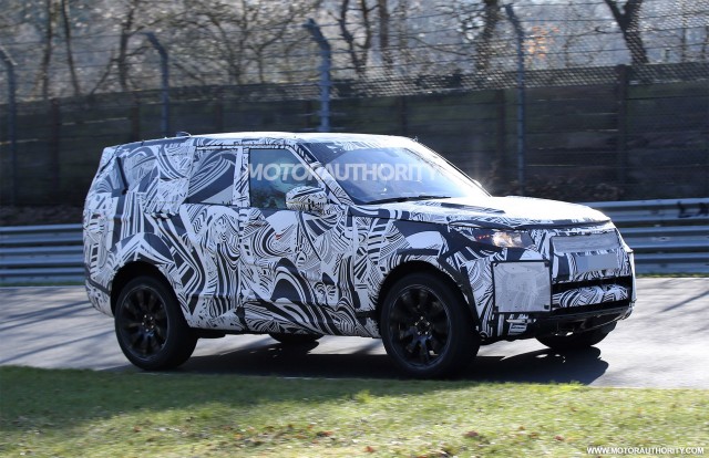 2018 Land Rover Discovery spy shots - Image via S. Baldauf/SB-Medien