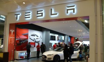 Tesla Stores don't hard-sell shoppers; this baffles dealership groups