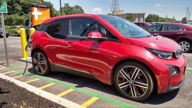 2014 BMW i3 REx fast-charging at Chargepoint site, June 2016 [photo: Tom Moloughney]
