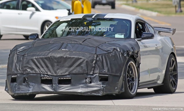 2018 Ford Mustang Shelby GT500 spy shots - Image via S. Baldauf/SB-Medien