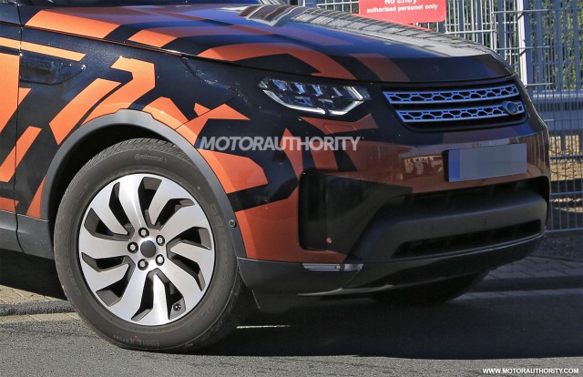 2018 Land Rover Discovery spy shots - Image via S. Baldauf/SB-Medien 2018 Land Rover Discovery spy shots - Image via S. Baldauf/SB-Medien