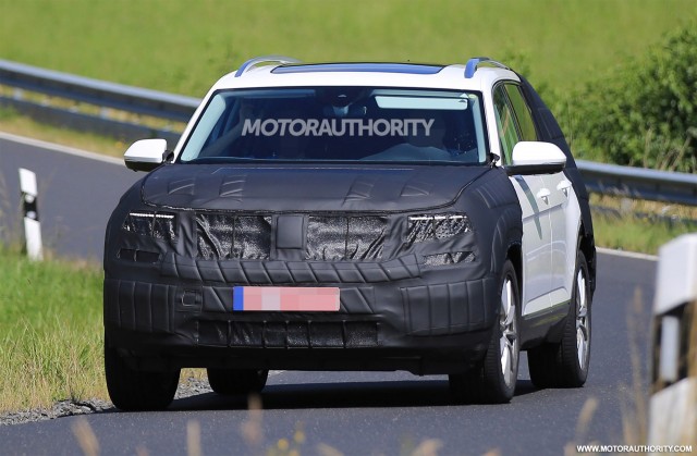 2017 Volkswagen 3-row SUV spy shots - Image via S. Baldauf/SB-Medien