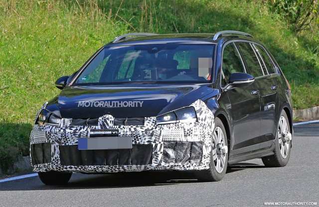 2018 Volkswagen Golf R Variant spy shots - Image via S. Baldauf/SB-Medien