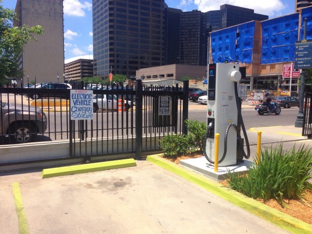 Nissan unveils New Orleans' first public charging station for electric cars (photo: Richard Read) Nissan unveils New Orleans' first public charging station for electric cars (photo: Richard Read)