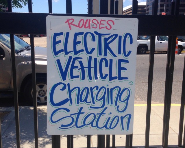 Nissan unveils New Orleans' first public charging station for electric cars (photo: Richard Read) Nissan unveils New Orleans' first public charging station for electric cars (photo: Richard Read)