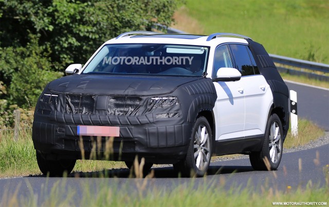 2017 Volkswagen 3-row SUV spy shots - Image via S. Baldauf/SB-Medien