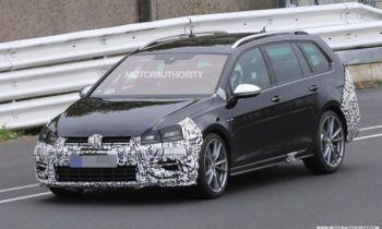2018 Volkswagen Golf R Variant spy shots and video