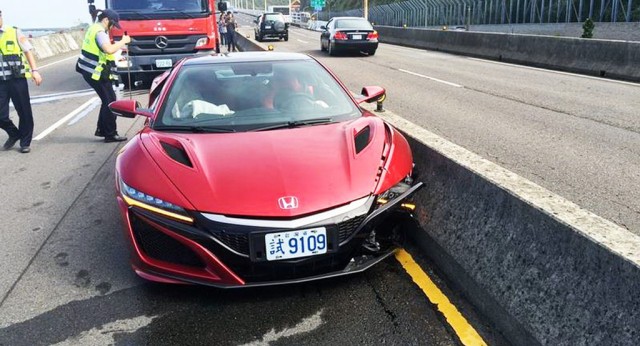 Honda NSX crash on Wang Kung Temple Provincial Highway, Taiwan - Image via Apple Daily Taiwan