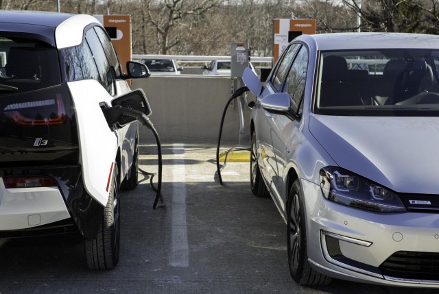 BMW i3 and Volkswagen e-Golf electric cars using Combined Charging System (CCS) DC fast charging BMW i3 and Volkswagen e-Golf electric cars using Combined Charging System (CCS) DC fast charging