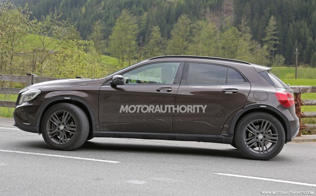 2020 Mercedes-Benz GLB test mule spy shots - Image via S. Baldauf/SB-Medien