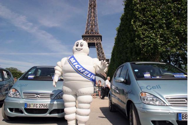 Challenge Bibendum 2006 - Michelin Man at Eiffel Tower