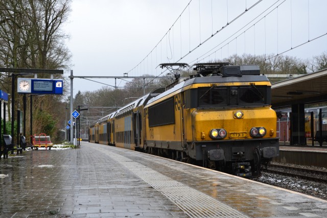 Dutch NS electric train by Flickr user Alfenaar (Used under CC License)