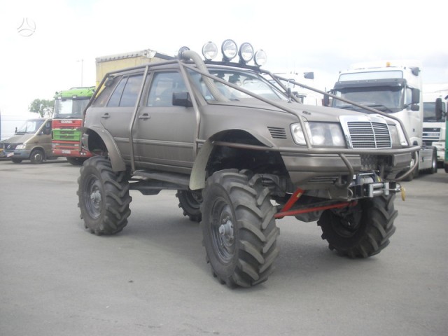 Mercedes-Benz 300TE wagon on a Unimog chassis
