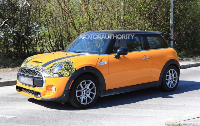 2018 Mini Hardtop facelift spy shots - Image via S. Baldauf/SB-Medien