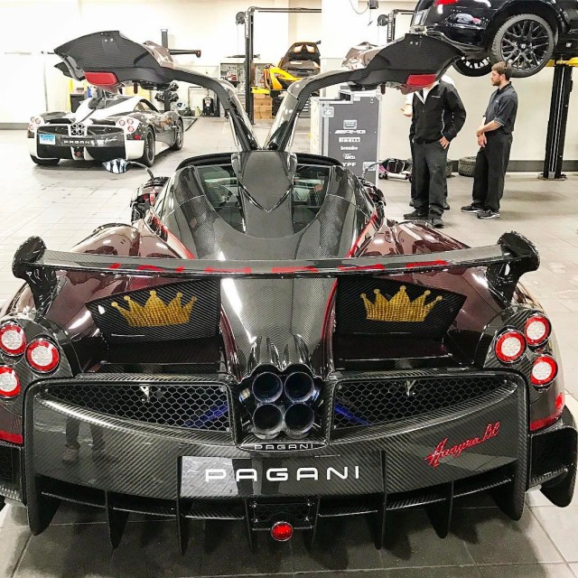 Red carbon fiber Pagani Huayra BC Image: @sparky1888