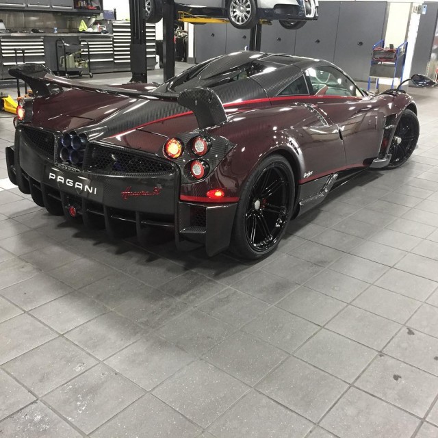 Red carbon fiber Pagani Huayra BC Image: @vtm_theking_4