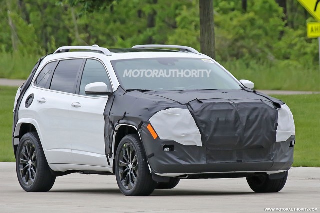 2018 Jeep Cherokee facelift spy shots - Image via S. Baldauf/SB-Medien