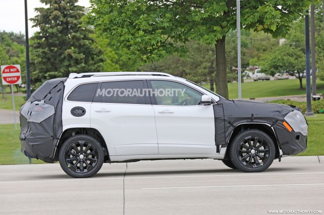 2018 Jeep Cherokee facelift spy shots - Image via S. Baldauf/SB-Medien