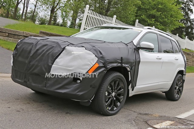 2018 Jeep Cherokee facelift spy shots - Image via S. Baldauf/SB-Medien