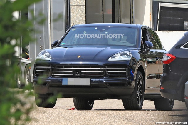 2018 Porsche Cayenne spy shots - Image via S. Baldauf/SB-Medien