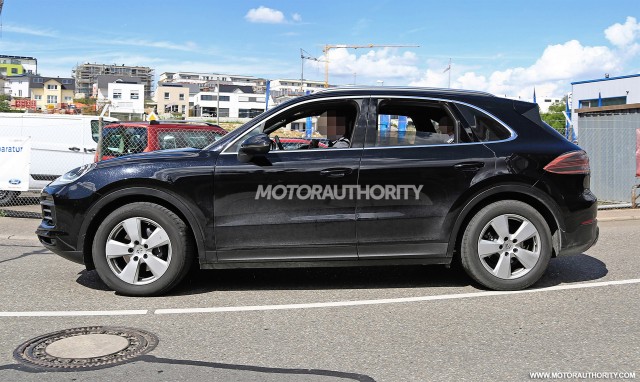 2018 Porsche Cayenne spy shots - Image via S. Baldauf/SB-Medien