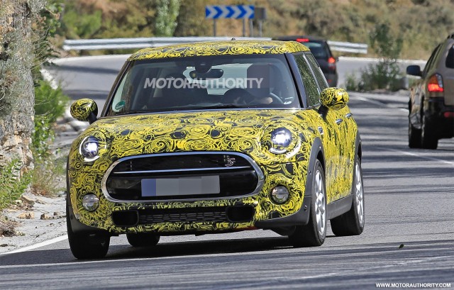 2019 Mini Hardtop 4 Door facelift spy shots - Image via S. Baldauf/SB-Medien